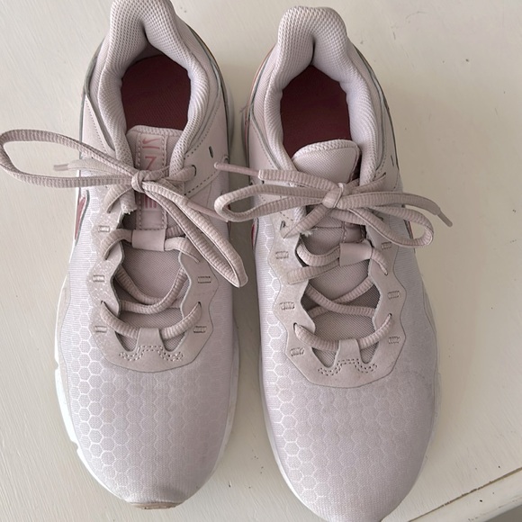 Nike Legend Essential 2 Platinum Violet -Size 8 - Picture 1 of 6